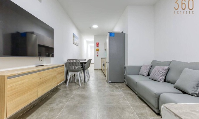 Bugibba Apartment | Lovely 2BR Maisonette with backyard in St'Pauls