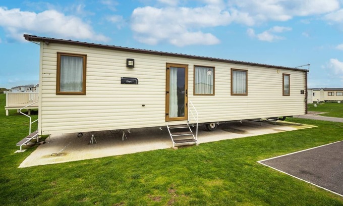 Tunstall House | Lovely 6 berth caravan at Sand Le Mere Holiday Park in Yorkshire ref 71029TV