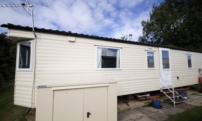 Louth House | Lovely 6 berth caravan at Sunnydale Park in Lincs ref 35111AF