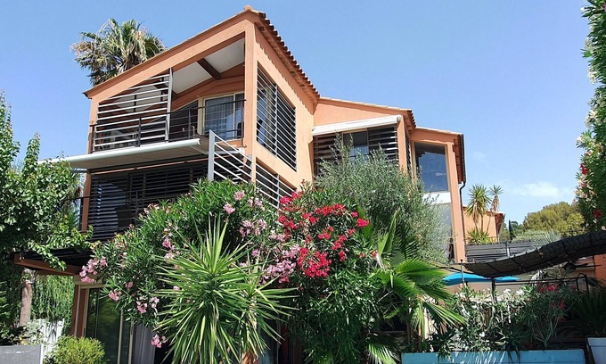 Le Lavandou Apartment | LOVELY AIR-CONDITIONED APARTMENT 900M FROM THE BEACH AND SHOPS