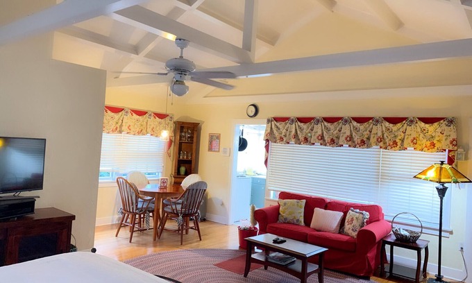 Laguna Beach Apartment | Lovely and clean upstairs studio apt.