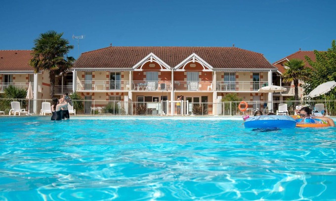 Le Verdon-sur-Mer Apartment | Lovely apartment for 8 guests with pool, WIFI, TV, terrace and pets allowed