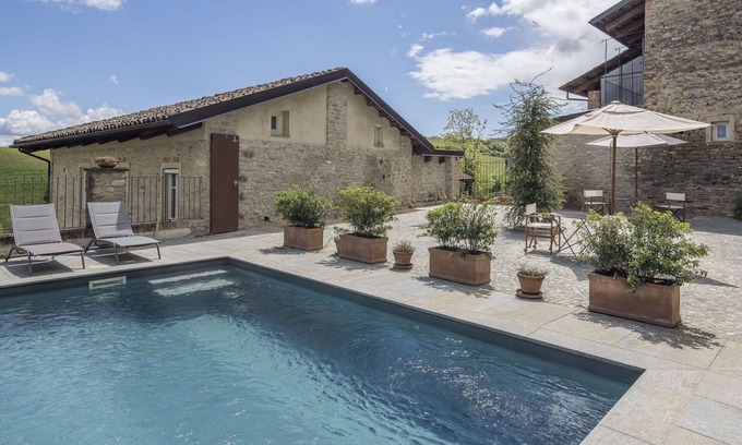 Monforte d'Alba Apartment | Lovely apartment for 4 guests with WIFI, pool and balcony, close to Alba