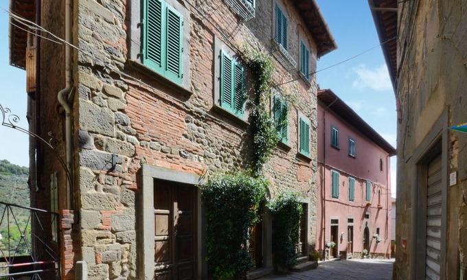 Massa Apartment | Lovely apartment in Massa e Cozzile with WiFi