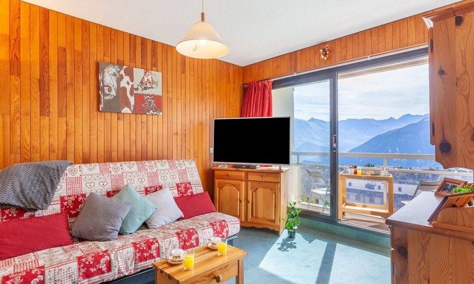 La Toussuire Apartment | Lovely apartment for 4 guests with WIFI, TV and balcony
