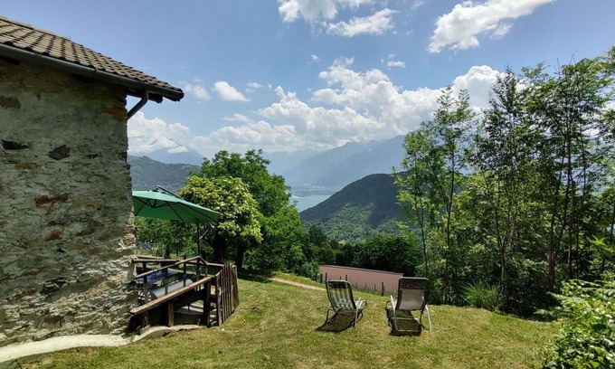 Peglio Apartment | Lovely apartment for 3 people with WIFI, TV, patio and pets allowed