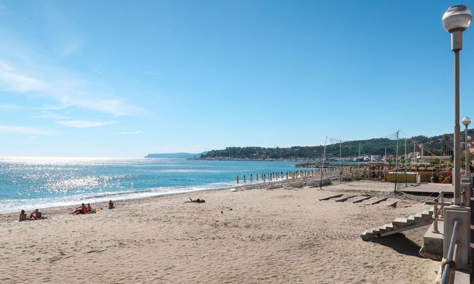 Varazze Apartment | Lovely apartment for 6 people with A/C, WIFI, hot tub, TV, terrace and pets allowed