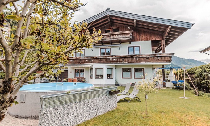 Goldegg Apartment | Lovely apartment for 8 people with WIFI, pool, TV, balcony and pets allowed