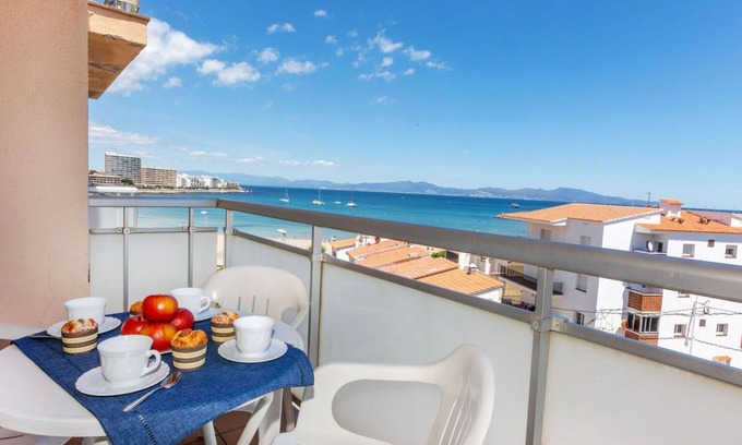Pedrinya Apartment | Lovely apartment for 4 guests with WIFI, A/C, TV and balcony