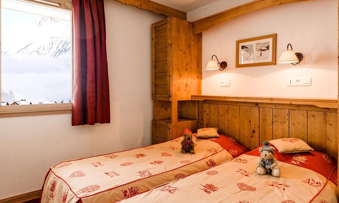 La Toussuire Apartment | Lovely apartment for 8 people with WIFI, pool, TV, balcony and pets allowed