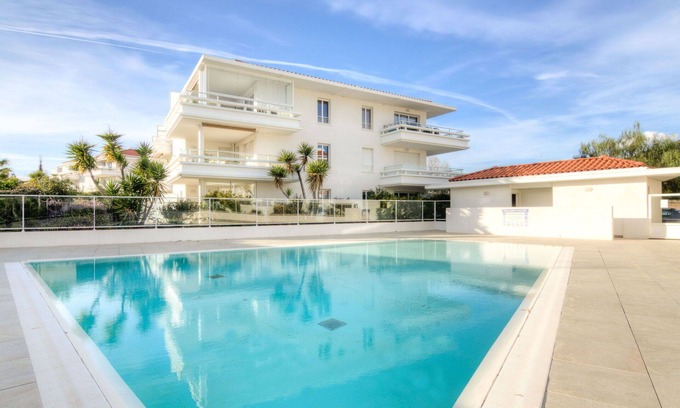 Carqueiranne Apartment | Lovely apartment for 2 people with A/C, WIFI, pool, TV and terrace