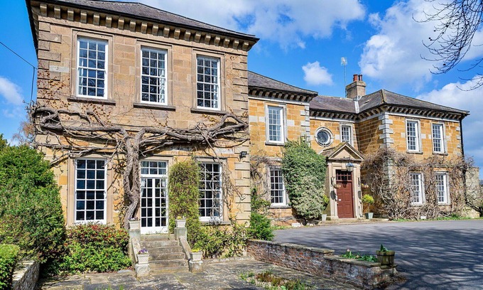 Thirsk Apartment | Lovely apartment for 4 guests with pool, hot tub, WIFI and terrace