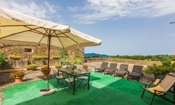 Sasso dʼOmbrone Villa | Lovely apartment in villa for 6 guests with pool, A/C, WIFI, patio and parking