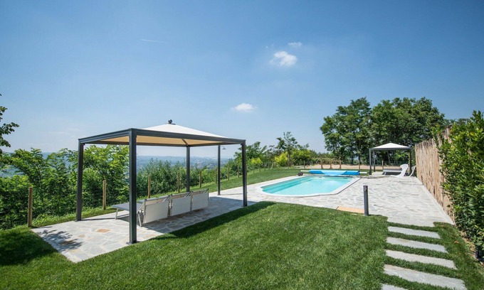 Costigliole d'Asti House | Lovely apartment in villa with WIFI, pool, A/C, TV, patio, pets allowed, panoramic view, parking