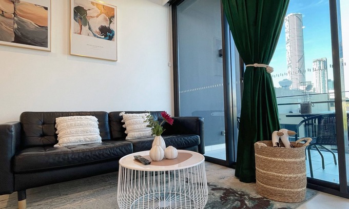 South Brisbane Apartment | Lovely apt City View FreeParking 5 Mins walk to Cultural Centre Museum GOMA QPac
