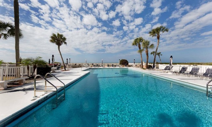 Golden Beach Condo | Lovely Beachfront Condo w/Pool in MacArthur Beach & Racquet Club