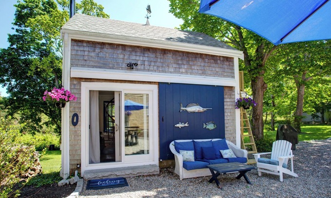 West Barnstable Cottage | Lovely Carriage House w/Spa Near Beach, Pets Welcome!