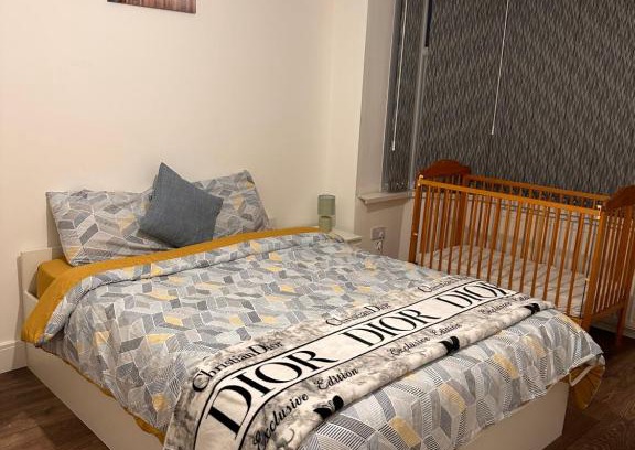 Hillingdon House | Lovely Hillingdon Family Holiday Home - 6 bedrooms