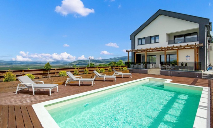 Udbina House | Lovely home in Udbina with sauna