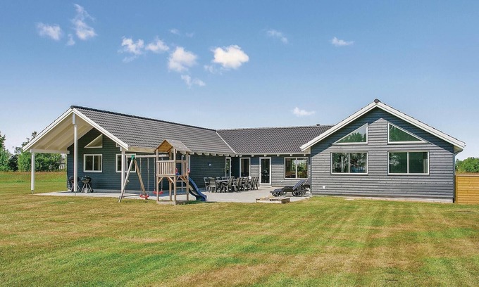 Bøtø By House | Lovely home in Væggerløse with sauna