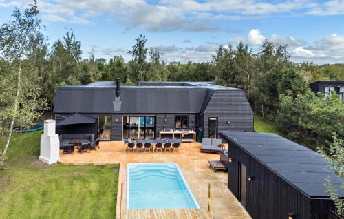 Bøtø By House | Lovely Home In Væggerløse With Sauna