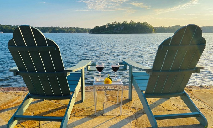 Hot Springs Village House | Lovely Lake Balboa house with a front-row-seat for the lake!