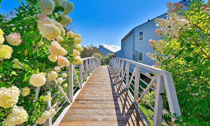 Ludlow Condo | Lovely mountain condo with pool, fireplace & cable- near skiing