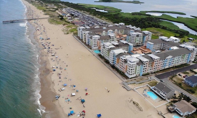 Sandbridge Condo | Lovely Poolside Condo in an Oceanfront Building!