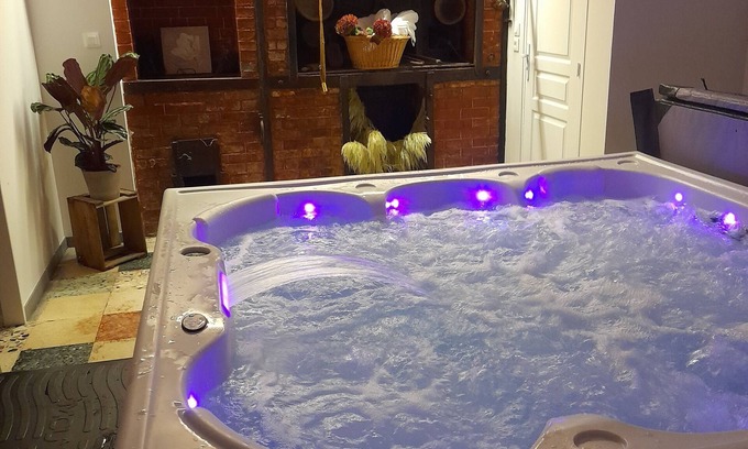 Saint-Marcouf House | Lovers' Weekend with Jacuzzi. In the heart of the Cotentin region in Manche.