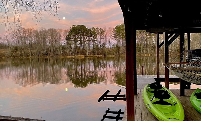 Bracey House | Lovin` Lake Life! Waterfont Views | Pet Friendly