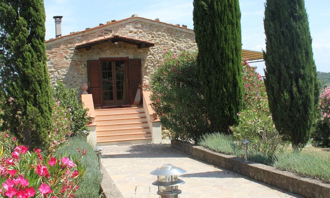 Caldana House | Lovingly renovated country house in the olive grove with large panoramic pool, air conditioning