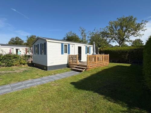 Lauwersoog Resort | Low Budget - Luxe 4 persoons chalet met TV aan het Lauwersmeer