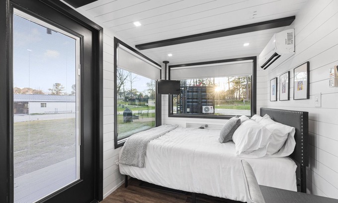 Willis Cottage | Low N' Slow -2 mins to Lake Conroe! Rooftop deck, Heated Pool, Fire Pit
