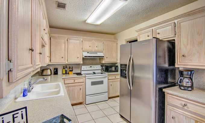 Lubbock Cottage | Lubbock Home w/Deck & Yard - 8 Miles to Ttu!