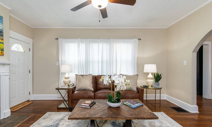 Picadome House | Lucky Charm -14mi to Horse Park - cable included