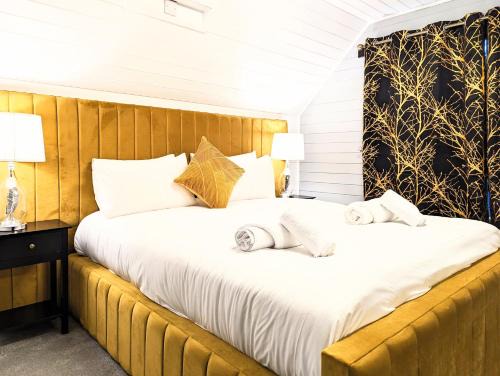 Almondbank Ski Chalet | Lugh 9 - Hot Tub-Perth-Pets-Luxury-Hunting Tower