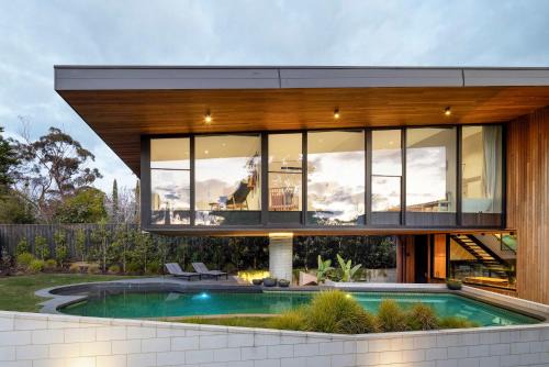 Mount Eliza House | Lumiere - Gas Heated Pool & Stroll to Beach