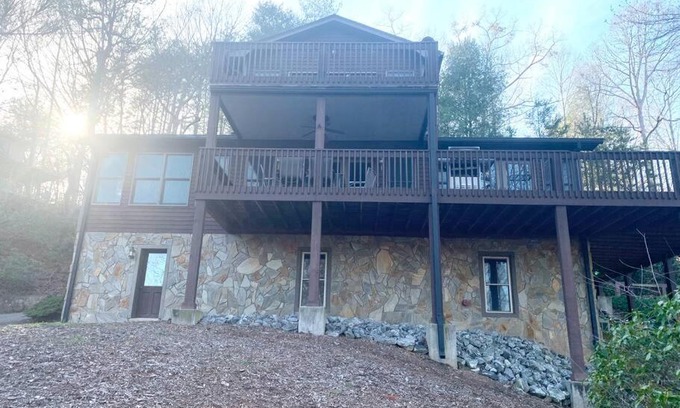 Lake Lure House | Lure Me Inn - WALK to all resort amenities