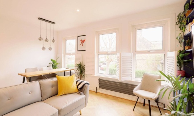 High Street Apartment | Lush Retreat with Garden