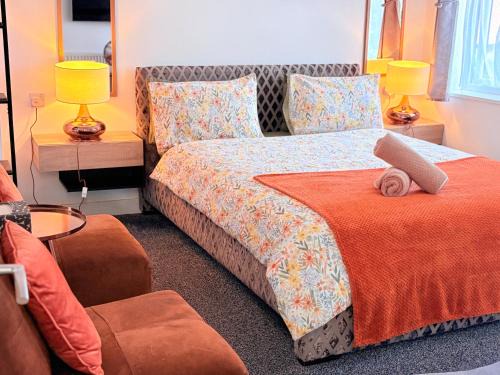 Luton House | Luton Lodge - Newly Refurbished, Ideal for Short Stay , 5 mints To Luton Airport , Train Station, Town Centre , Free off street Parking