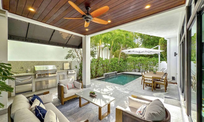 Coconut Grove House | Lux 4BR Retreat w/Heated Pool, BBQ, and Bikes