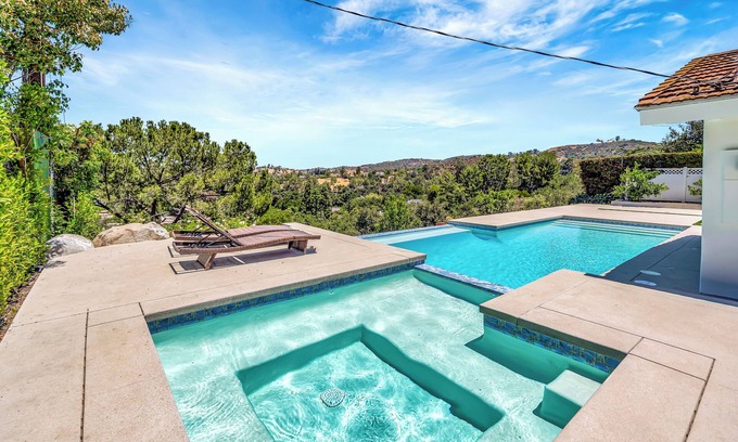 Woodland Hills House | Lux. Entertainer's Home W/Infinity Pool & View!