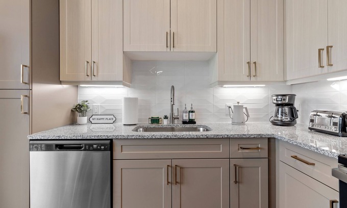 Scofield Farms Apartment | Lux King Suite | Pool | Gym | By Domain Mall | TechRidge