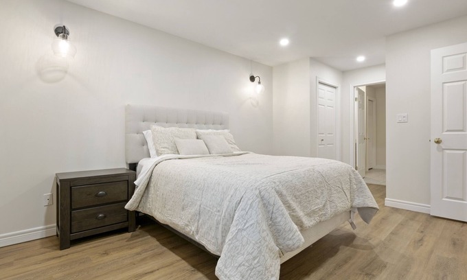 Woodslee House | Lux. Modern Blue Heron Home Fireplace, Garage, Pet-Friendly, easily accessible!