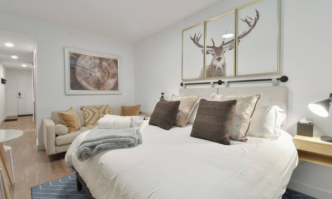Deer Valley Apartment | Lux studio, hot tub, king bed, views, gym, DeerVly