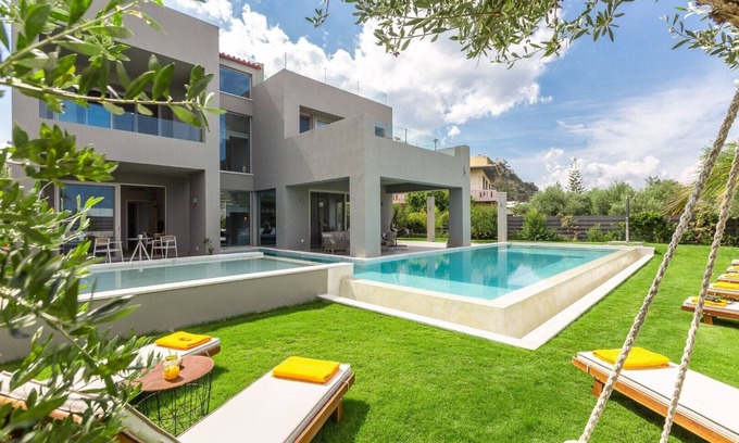 Platanias Town Villa | Lux Villa 200mt to beach★HEATED Pool/Hydromassage ★BBQ ★Walk to everything ★