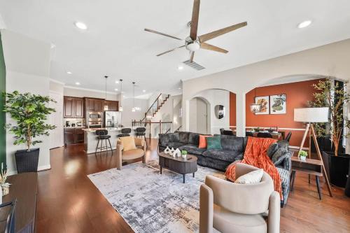 Spring Shadows House | Luxe King 5BR Retreat with Fire Pit near Energy Corridor