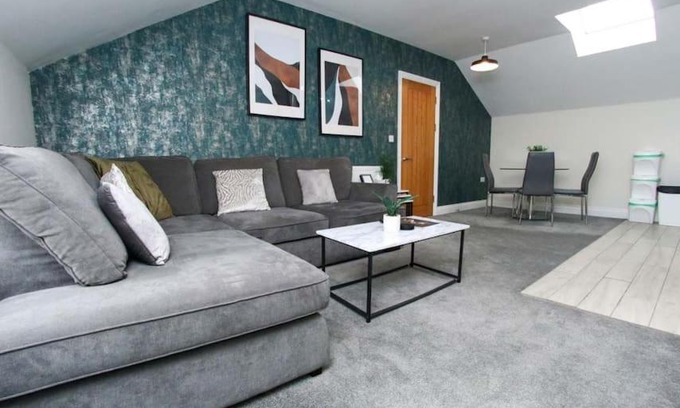 Castle House | Luxe Living Guest House-Sleeps 6-Private Parking-Free WIFI-Beach-City