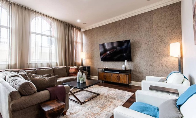 Downtown Louisville Condo | Luxe Louisville Condo! King BR~1 Block from YUM Center