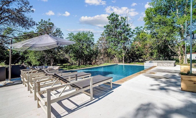 Fredericksburg House | Luxe Poolside Retreat w/Sauna-Minutes from Downtown!